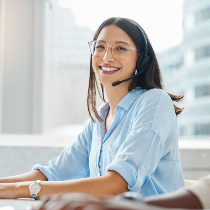 Une professionnelle souriant en regardant la caméra